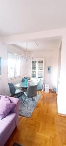 un soggiorno con tavolo e sedie di Eli's luxury apartment a Zagabria