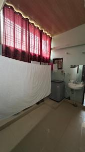 Jhūsi的住宿－Chandrika Residency，一间带卫生间和水槽的浴室