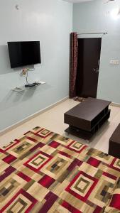 En TV eller et underholdningssystem på Chandrika Residency