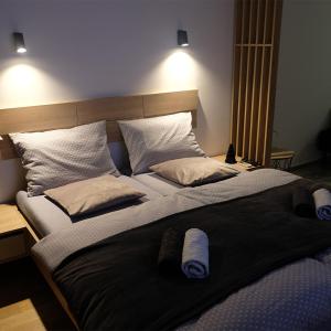 ein Schlafzimmer mit einem großen Bett mit Kissen darauf in der Unterkunft Apartman 33 in Banja Luka