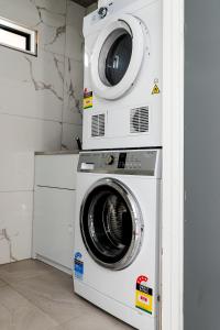 a washing machine and a dryer in a room at Rye's Get Away in Rye