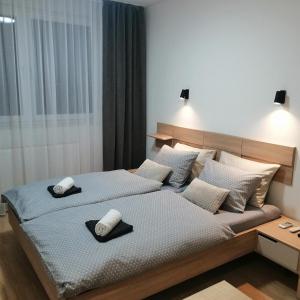 ein Schlafzimmer mit 2 Betten und Handtüchern darauf in der Unterkunft Apartman 33 in Banja Luka