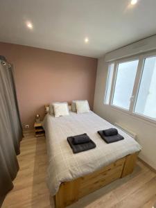1 dormitorio con 1 cama con 2 toallas en Le Faucon By Nid'Ouest en Rennes
