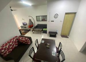 een woonkamer met een bank en een tafel bij Azman Homestay in Batu Gajah