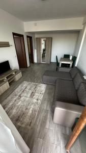 un soggiorno con divano e tavolo di Mamaia Apartments Summerland Club a Mamaia