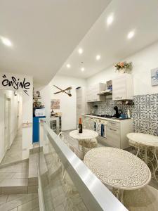 a kitchen with tables and chairs in a room at Gloves Rooms in Naples