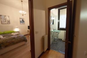 諾瓦泰米拉內塞的住宿－Antica Corte Milanese，一间卧室配有一张床,一扇门通往浴室