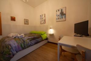 1 dormitorio con 1 cama y escritorio con ordenador en Antica Corte Milanese, en Novate Milanese