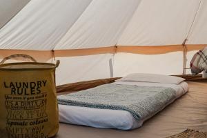 Posto letto in tenda bianca con materasso di tendù family a Chiusanico