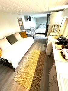 - une chambre avec un grand lit blanc et un bureau dans l'établissement Vasiliki Guest House, à Kalamata