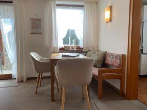 sala de estar con mesa y sofá en Ferienhaus Rotzinger, en Hinterzarten