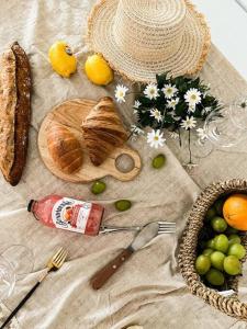 a table with bread and grapes and a basket of fruit at Stay Naroseoda in Incheon