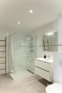 ポルト・ヴェッキオにあるFlaubert 17 - Domaine d'Arca - 4 persのシャワーと洗面台を備えた白いバスルーム +5枚の写真