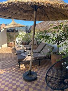 un parasol installé au-dessus d'une terrasse dans l'établissement Riad rénové en 2023, idéalement situé, 5 minutes de la place Jemaa El Fna, à Marrakech