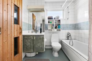 瓦倫蒂納的住宿－Stort tre plans hus i Vallentuna，带浴缸、卫生间和盥洗盆的浴室