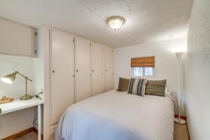 Postel nebo postele na pokoji v ubytování Rockaway Beach Home, Walk to Ocean, Pet Friendly!