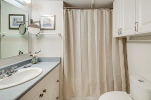 Koupelna v ubytování Rockaway Beach Home, Walk to Ocean, Pet Friendly! + 20 fotografií