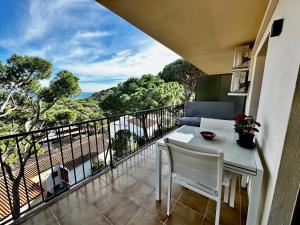 balcón con mesa y sillas en Melis Mar - Apartamento con vistas en Pals, en Pals