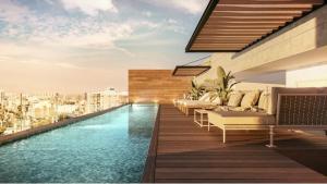 a rooftop swimming pool with a view of a city at Hermoso departamento de estreno con piscina in Lima