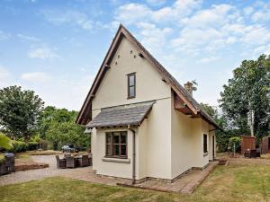 een klein wit huis met een gambrel dak bij 4 Bed in Lloc 92687 in Whitford