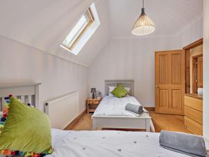 een slaapkamer met 2 bedden en een raam bij 4 Bed in Lloc 92687 in Whitford