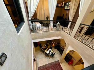 - Vistas a la sala de estar con balcón en Riad ART DE VIVRE avec Jacuzzi en Marrakech