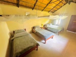 um quarto com duas camas num quarto em Winterthorn Lodge em Chiawa