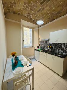 A kitchen or kitchenette at B&B Rome Terminal House