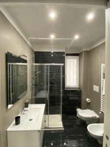 Et badeværelse på Ennio Rooms