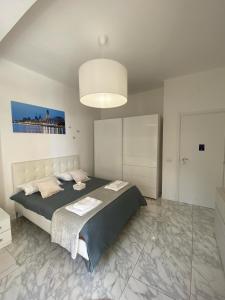 巴里的住宿－Ennio Rooms，一间卧室配有一张床和吊灯