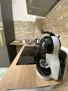 巴里的住宿－Ennio Rooms，厨房的柜台上的咖啡壶