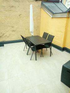 uma mesa preta e cadeiras num pátio em VERICA em Samobor