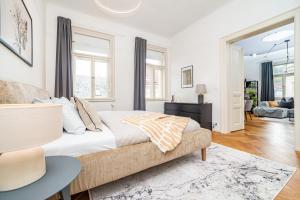 Posezení v ubytování Luxurious 3bed very spacious apt in the best area