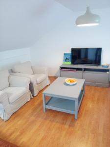 uma sala de estar com um sofá e uma mesa de centro em VERICA em Samobor