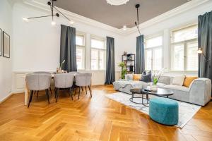 Posezení v ubytování Luxurious 3bed very spacious apt in the best area