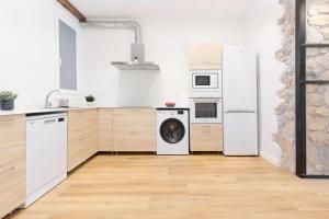cocina con electrodomésticos blancos, lavadora y secadora en Egona - Zi28 Centro de Zarautz, Reformada-Luminosa, en Zarautz
