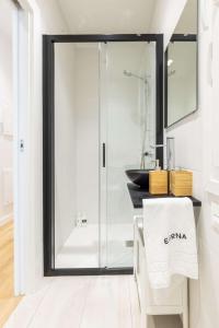 y baño con ducha acristalada y lavamanos. en Egona - Zi28 Centro de Zarautz, Reformada-Luminosa, en Zarautz