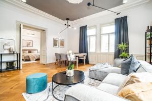 Posezení v ubytování Luxurious 3bed very spacious apt in the best area
