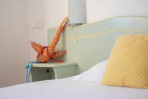 Hotel Camille في سانت ماري دو لا مير: غرفة نوم مع سرير مع وجود ثعابين على طاولة