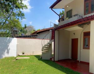 ein Haus mit einer Seitentreppe in der Unterkunft A & N Anchorage Rented Home 60 sq m Approved by Sri Lanka Tourism Development Authority in Nawala