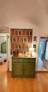 a room with a book shelf with books on it at SUITE-appartamento-del B&B dei DORIA in Dolceacqua