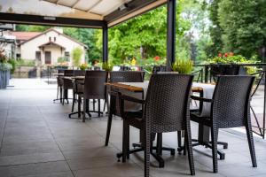 - une rangée de tables et de chaises sur la terrasse dans l'établissement Grand Sal, à Wieliczka