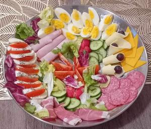 um prato de alimentos com carne e legumes sobre uma mesa em Váralja Home em Budapeste