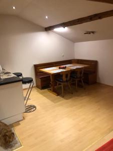 um quarto com uma mesa e cadeiras num quarto em Appartamento in Attico em Poschiavo