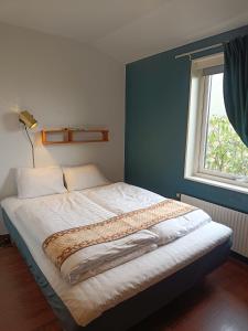 1 cama en un dormitorio con ventana en Nature Shelter Hotel, en Åsljunga