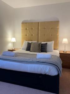 1 dormitorio con 1 cama grande y 2 lámparas en Ty Bach en Aberystwyth
