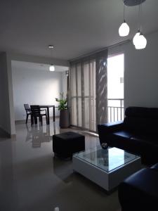 a living room with a black couch and a table at Apto Moderno al sur de Cali in Cali