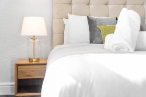 Säng eller sängar i ett rum på Beautiful 3 Bed House Close to City Centre - Top Rated - Netflix - WIFI - Smart TV - 17ML