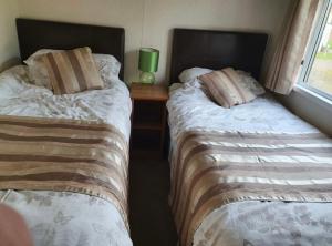 Krevet ili kreveti u jedinici u okviru objekta 6 Berth Mini Lodge at Tydd St Giles Golf and Country Club