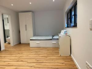 um quarto com uma cama no canto de um quarto em Wohnung in Eutingen em Pforzheim